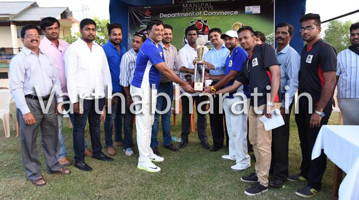 ಮಣಿಪಾಲ : ಪೋರ್ಟ್ ಟ್ರಸ್ಟ್‌ಗೆ ಲೀಗ್ ಕ್ರಿಕೆಟ್ ಟ್ರೋಫಿ ಪೋರ್ಟ್ ಟ್ರಸ್ಟ್‌ಗೆ ಲೀಗ್ ಕ್ರಿಕೆಟ್ ಟ್ರೋಫಿ